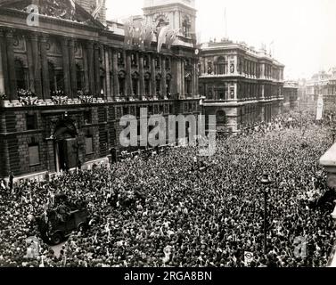 Deuxième Guerre mondiale - vue de la foule de célébration le jour de la victoire en Europe, Whitehall, londres Banque D'Images