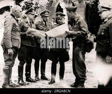 Deuxième Guerre mondiale - German Major Geneeral Eric Estler discute des termes de la reddition avec le lieutenant-colonel français américain, vallée de la Loire France. Banque D'Images