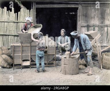 C.1880 s Japon - nettoyage et battre le riz Banque D'Images