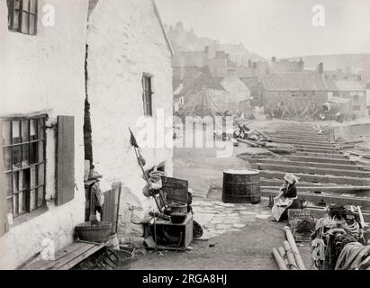 Travaux de marche le long du front de mer dans le village de pêcheurs de Staithes, dans le Yorkshire. Photographie vintage du 19th siècle. Banque D'Images