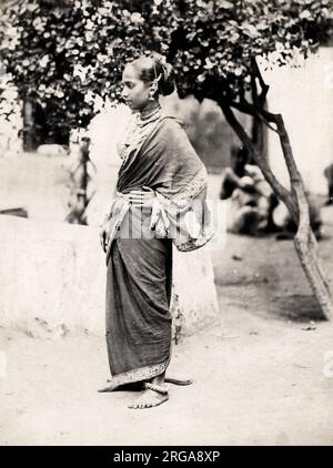 19th siècle photographie d'époque: Jeune femme indienne, sari Banque D'Images