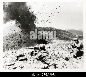 Photographie d'époque de la Seconde Guerre mondiale - charge de sacoche contre des soldats japonais à Luzon, Philippines Banque D'Images