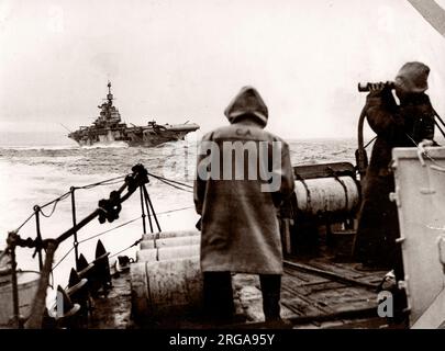 La Seconde Guerre mondiale WW2 - destroyer et porte-avions en mer - la marine britannique Banque D'Images