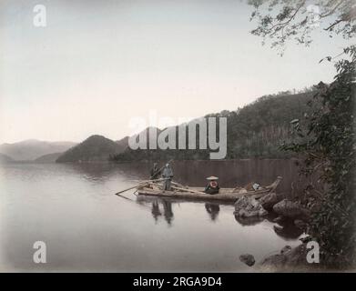 Bateaux sur un lac tranquille, Japon, fin du 19th siècle. Banque D'Images