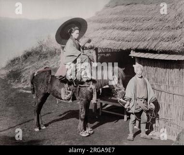 Femme d'un cheval dirigée par un agriculteur, Japon, fin du 19th siècle. Banque D'Images