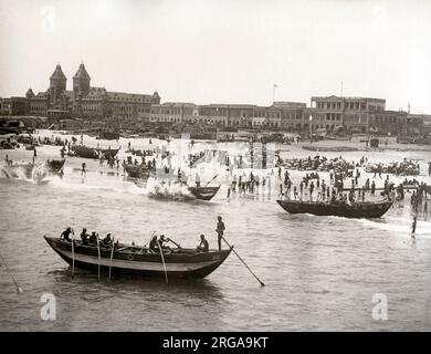 Photographie vintage du 19th siècle : bateaux de pêche, et vue sur Madras depuis la jetée, Chennai Banque D'Images