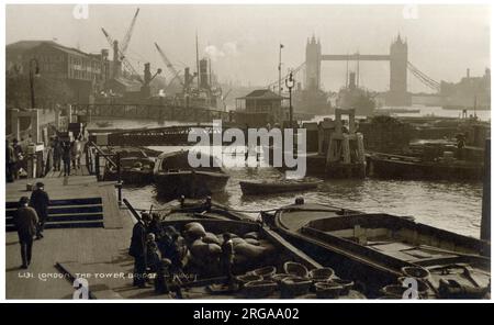 Vue sur les quais de la Tamise, piscine de Londres - vers Tower Bridge - vue vers l'est. Banque D'Images