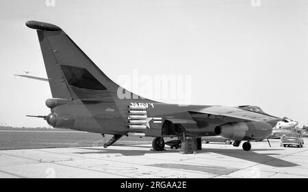 Marine des États-Unis - Douglas A3D-1 Skywarrior 130356 (msn 9257), vu avec des bouteilles JATO adaptées pour les essais. (Note: JATO est devenu superflu avec le développement des catapultes de vapeur haute puissance au début de 1950s) . 29 juillet 1954 : premier vol. Juillet 1954: Livré à la marine des États-Unis.1954: Centre d'essais aériens de la marine (NATC).août 1954: Converti en avion de reconnaissance électronique YA3D-1Q.1956-58: Opérations avec VQ-2 avec le code d'unité 'JQ' et l'indicatif d'appel '1'.16 octobre 1958: Écrasement (à l'approche d'Adana AB, Turquie ou près de Port Lyautey, Maroc, sources différentes) 4 hommes d'équipage tués. Banque D'Images