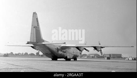 Flygvapnet (Force aérienne suédoise) - Lockheed C-130E Hercules 40546 (indicatif d'appel 7), à RAF Leuchars. Banque D'Images