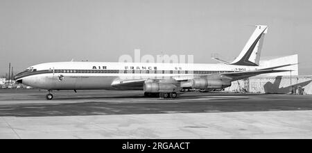 Boeing B707-328B F-BHSZ 'Château de Kerjean' (msn 18459, ligne no.335), d'Air France. Premier avion le 12 mars 1963, livré à Air France le 30 mars 1963, mais s'est écrasé au décollage de l'aéroport international Simon Bolivar, Caracas, Venezuela le 3 décembre 1969, en route vers l'aéroport de Pointe-a-Pitre-le Raizet, Guadeloupe, tuant les 62 personnes à bord. Le rapport d'accident a été classé jusqu'en 2029, mais des éléments de preuve ont été mis en évidence que des produits de décomposition d'explosifs élevés ont été détectés autour des composants du train de roulement principal du port. Banque D'Images