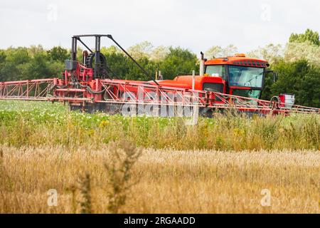 A Sands Agricultural Machinery, SAM, Vision 4.0E pulvérisateur de cultures automoteur dans un champ au travail. Lincolnshire. Banque D'Images