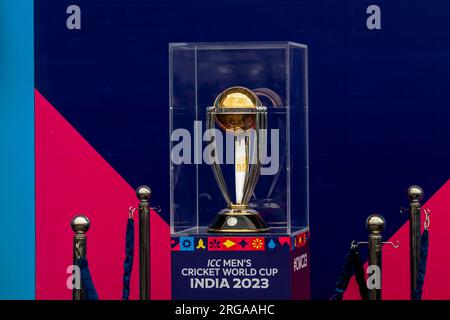 Dhaka, Bangladesh. 08 août 2023. Trophée de la coupe du monde de cricket masculin ICC exposé au stade national Sher-e-Bangla de Mirpur, Dhaka. La tournée des trophées de la coupe du monde de cricket masculin ICC au Bangladesh se déroule du 07 au 09 août 2023. (Photo de Sazzad Hossain/SOPA Images/Sipa USA) crédit : SIPA USA/Alamy Live News Banque D'Images