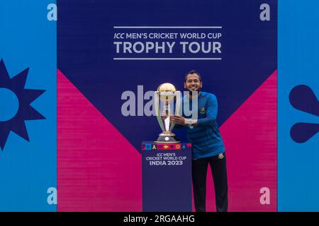 Dhaka, Bangladesh. 08 août 2023. Le Bangladesh Mushfiqur Rahim pose pour une photo à côté du trophée de la coupe du monde de cricket masculin ICC exposé au stade national Sher-e-Bangla à Mirpur, Dhaka. La tournée des trophées de la coupe du monde de cricket masculin ICC au Bangladesh se déroule du 07 au 09 août 2023. (Photo de Sazzad Hossain/SOPA Images/Sipa USA) crédit : SIPA USA/Alamy Live News Banque D'Images