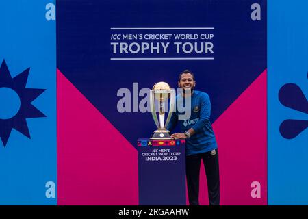 Dhaka, Bangladesh. 08 août 2023. Le Bangladesh Mushfiqur Rahim pose pour une photo à côté du trophée de la coupe du monde de cricket masculin ICC exposé au stade national Sher-e-Bangla à Mirpur, Dhaka. La tournée des trophées de la coupe du monde de cricket masculin ICC au Bangladesh se déroule du 07 au 09 août 2023. (Photo de Sazzad Hossain/SOPA Images/Sipa USA) crédit : SIPA USA/Alamy Live News Banque D'Images