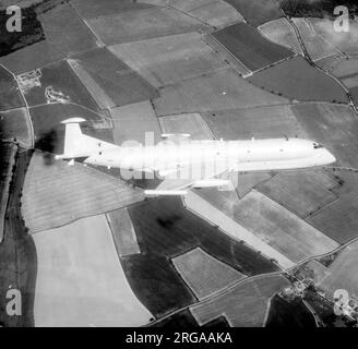 Hawker Siddeley HS.801 Nimrod R.1 XW665 de l'escadron no 51 de la RAF Wyton. XW665 était l'un des trois Nimrods spécialement commandés pour être utilisés comme avion de collecte électronique et de renseignement de signaux. Grâce à un équipement de surveillance électronique hautement spécialisé, le Nimrod R.1s a été largement utilisé pour rassembler des renseignements des anciens pays du Pacte de Varsovie, volant au-dessus de la mer Baltique et des mers arctiques, ainsi que des points chauds dans le monde entier. Banque D'Images