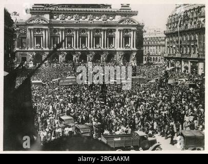 WW2 - devant l'Opéra, décoré des drapeaux des alliés, la foule rugit son enthousiasme. Banque D'Images