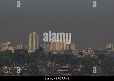 Belo Horizonte, Minas Gerais, Brésil. 8 août 2023. Brésil - climat - Météo.cette photographie, prise le 8 août 23, montre la ville de Belo Horizonte, dans l'état du Minas Gerais, au Brésil, recouverte d'un épais écran de fumée, provenant d'incendies dans des zones forestières, dans la région métropolitaine de la ville. Rodney Costa/Zumapress (image de crédit : © Rodney Costa/ZUMA Press Wire) USAGE ÉDITORIAL SEULEMENT! Non destiné à UN USAGE commercial ! Banque D'Images