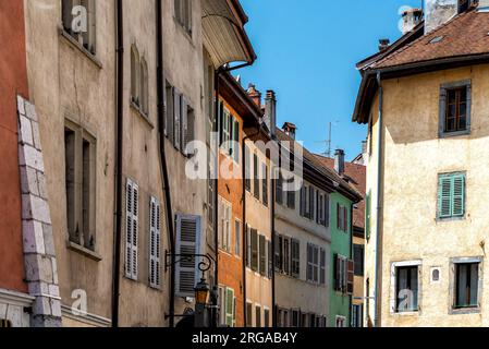 Bâtiments anciens de la vieille ville d'Annecy dans le département de la haute-Savoie dans le sud de la France Banque D'Images