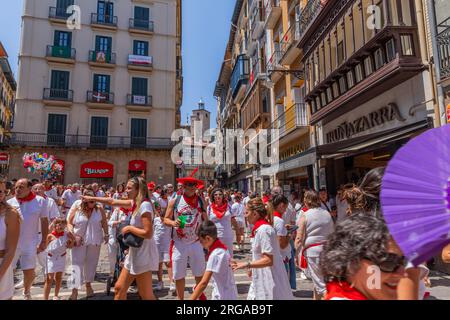 Pampelune, Espagne : 09 juillet 2023 : les gens célèbrent le festival de San Fermin dans des vêtements traditionnels blancs et rouges avec cravate rouge, Pampelune, Navarra, Espagne. Banque D'Images