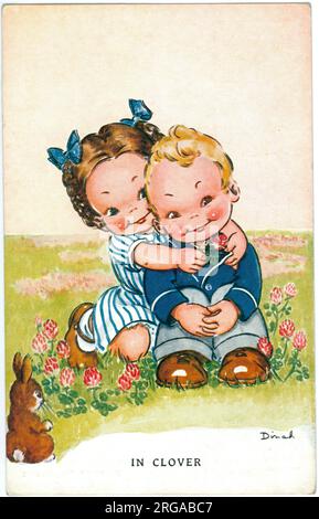 La légende de la carte postale est « In Clover ». Être « en amoureux » signifie que l'on est dans un état d'esprit très heureux. Cute Kids WW2 humour de guerre Banque D'Images