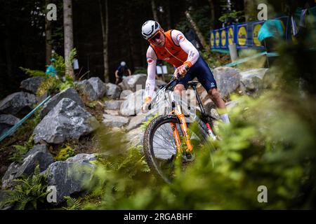 Mathieu van der Poel, le récent champion du monde de cyclisme sur route, s’entraîne sur la piste aux Championnats du monde de VTT à Glasgow, en Écosse. (CTK Banque D'Images