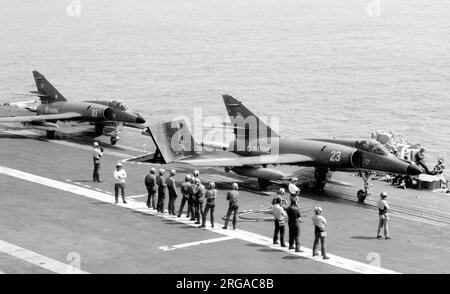 Aeronavale - Dassault-Breguet Super etendard '23' et '33' en attente de lancement au catapulte, à partir de 'Foch' ou 'Clemenceau', lors d'une croisière opérationnelle. (Note: Foch et Clemenceau étaient deux navires presque identiques, auxquels la Marine française n'a pas appliqué de marques distinctives, rendant l'identification très difficile). Banque D'Images