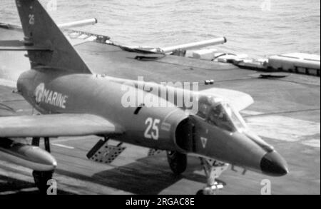 Aeronavale - Dassault-Breguet Super etendard '25' après avoir piégé le fil, atterrissant à bord de 'Foch' ou 'Clemenceau', pendant une croisière opérationnelle. (Note: Foch et'Clemenceau' étaient deux navires presque identiques, auxquels la Marine française n'a pas appliqué de marques distinctives, ce qui rend l'identification très difficile). Banque D'Images