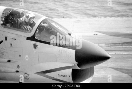 Aeronavale - LTV F-8FN vue rapprochée du poste de pilotage Crusader, en attente de l'autorisation de l'équipage du pont pour s'approcher du catapulte pour le lancement, de 'Foch' ou 'Clemenceau', pendant une croisière opérationnelle. (Note: Foch et'Clemenceau' étaient deux navires presque identiques, auxquels la Marine française n'a pas appliqué de marques distinctives, ce qui rend l'identification très difficile). Banque D'Images