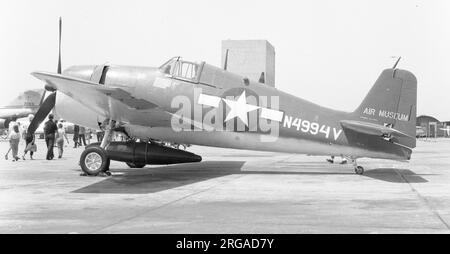 Grumman F6F-5K Hellcat N4994V (msn A-11631, ex BuAer numéro 93879), une ancienne cible de drone radiocontrôlée de la marine des États-Unis, exposée au Air Museum, Lancaster, Californie, le 28 mai 1965. Entré en collision avec Cessna 182H N8567S en circuit à Parker, AZ, le 11 janvier 2003; le Cessna s'est écrasé, mais le F6F a atterri en toute sécurité. S'est écrasé sur des lignes électriques le 8 octobre 2005 à Monterey, TN, est tombé au sol, et a éclaté en flammes, tuant le pilote. Banque D'Images