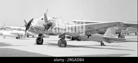 (Ex Royal Romanian Air Force) - Junkers Ju 88 D-1/trop FE-1598 (Werk Nr. 430650 / HK959 / 'Baksheesh'), dans le stockage extérieur / exposition au Musée national de l'armée de l'air des États-Unis. Il s'agit d'un avion de reconnaissance photographique à longue portée qui était au service de l'armée de l'air royale roumaine. Le 22 juillet 1943, il est transporté à Chypre par un pilote roumain qui veut faire défection aux forces britanniques sur l'île. Quatre Hurricanes du No. 127 Squadron l'escortent jusqu'à l'aérodrome de Tobrouk. Sous le nom de Baksheesh, il reçut le numéro de série de la RAF HK959 et effectua des essais en Égypte. Howev Banque D'Images