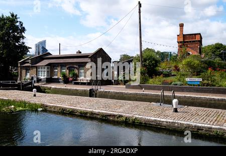 L'écluse de St Pancras et le château d'eau victorien sur le Regent's Canal, Londres Banque D'Images