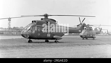 Sud Aviation sa.330 Puma F-ZWWR (msn 05, également immatriculé plus tard sous les noms 'F-OCRK', 'F-ZWWR' et 'F-BRBU') au salon de l'aéronautique de Paris de juin 1967, marqué avec la série '350', en compagnie de Puma '07', immatriculé 'F-ZWWT' et montré la série '309'. (Note : les immatriculations civiles françaises pour les avions expérimentaux et les essais en vol ont commencé F-Z. Après la certification ou l'achèvement des essais, l'enregistrement serait changé en série F-A ou F-B). Banque D'Images