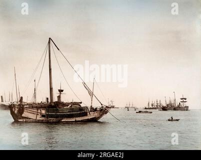 Photographie vintage du XIXe siècle - navires dans un port japonais y compris une malbouffe traditionnelle Banque D'Images