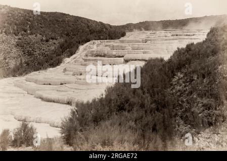 Photographie vintage du 19th siècle : terrasse rose ou blanche, Rotomahana, Nouvelle-Zélande. Détruit dans l'éruption du Mont Tarawera en 1886. Banque D'Images