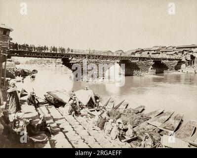 Photographie vintage du 19th siècle : pont au-dessus de la rivière Jhelum Srinagar, Inde, vers 1890. Banque D'Images