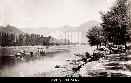 Photographie vintage du 19th siècle : Jhelum River, Munshi Bagh, dans la ville de Srinagar, dans l'État de Jammu-et-Cachemire, Inde. Banque D'Images