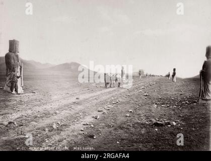 Photographie d'époque du XIXe siècle : avenue des figures de pierre, tombes de Ming, Pékin, Chine. Photographie d'enfant Thomas. Banque D'Images