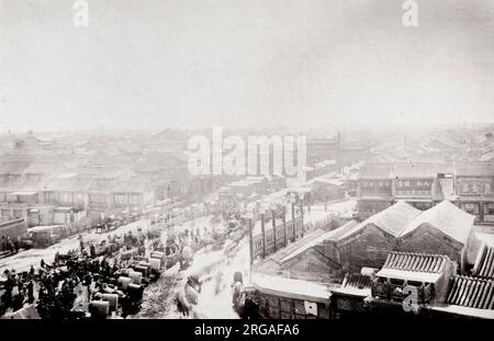 Photo d'époque du XIXe siècle : scène de rue du pont des mendiants avec porte, Pékin, Pékin, Chine. Photographie probablement Thomas enfant, années 1870 Banque D'Images