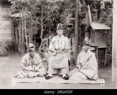 Photographie ancienne du XIXe siècle : les prêtres bouddhistes dans les robes, Japon. Banque D'Images