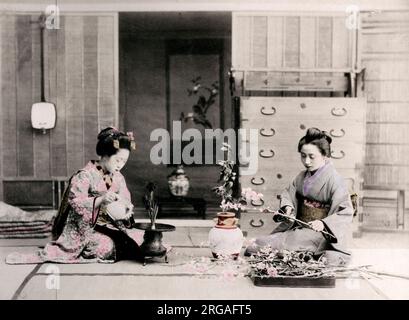 C.1880, le Japon - geishas arranging flowers Banque D'Images