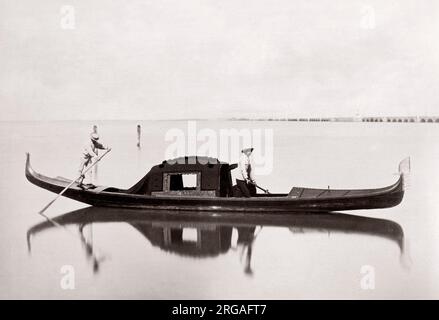 C.1890 Italie Venise Venezia - télécabine et goldolier Banque D'Images