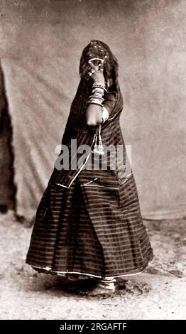 C. 1880 Inde - l'image d'un album de "types" des Indiens et de métiers spécialisés conçus pour illustrer l'Inde à une femme voilée - visualiseur britannique Banque D'Images