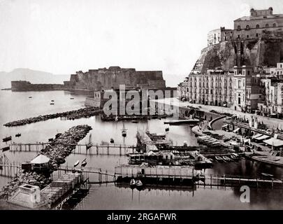 C.1870 Italie Naples - vue sur le port et le château Banque D'Images