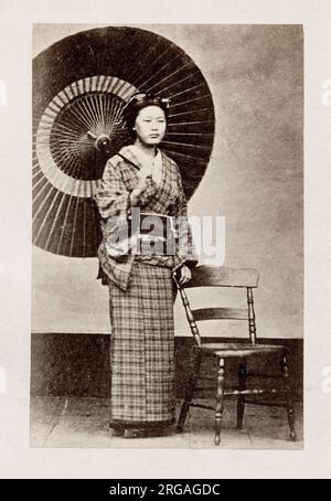 Photographie du XIXe siècle - Portrait photographique du Japon, probablement l'œuvre du photographe japonais Shimooka Renjo - femme avec parasol, parapluie. Banque D'Images