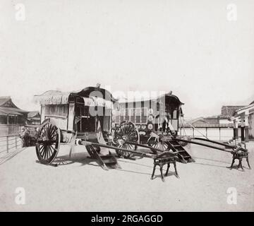 Le Palais impérial de Kyoto est l'ancien palais au pouvoir de l'empereur du Japon. Depuis la restauration de Meiji en 1869, les Empereurs résidaient au Palais impérial de Tokyo, tandis que la préservation du Palais impérial de Kyoto fut ordonnée en 1877. Vue sur les calèches de l'empereur. Banque D'Images