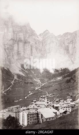 Photographie d'époque du 19e siècle : Leukerbad (français : LoÃƒÂ¨che-les-bains, Walliser allemand : Leiggerbad, bien que localement connu sous le nom de Baadu) est une municipalité du district de Leuk dans le canton du Valais en Suisse. Banque D'Images