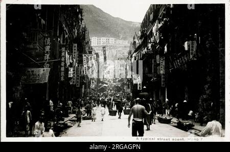 Photographie de Vintage c. de l'an : rue animée à Hong Kong. Banque D'Images