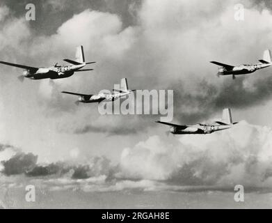 Photographie de la Seconde Guerre mondiale - photo militaire américaine officielle : vol de quatre envahisseurs Douglas A-26, bombardiers légers, dans le cadre du bombardement de l'armée de l'air en Allemagne en 9th Banque D'Images