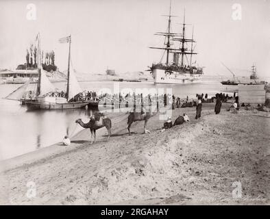 Photographie du XIXe siècle : navire dans le canal de Suez, Egyopt. Quai de ferry et bateau pour traverser le canal, chameaux en premier plan. Banque D'Images