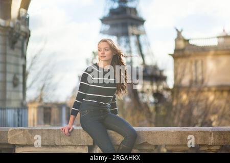 Belle jeune femme à Paris Banque D'Images